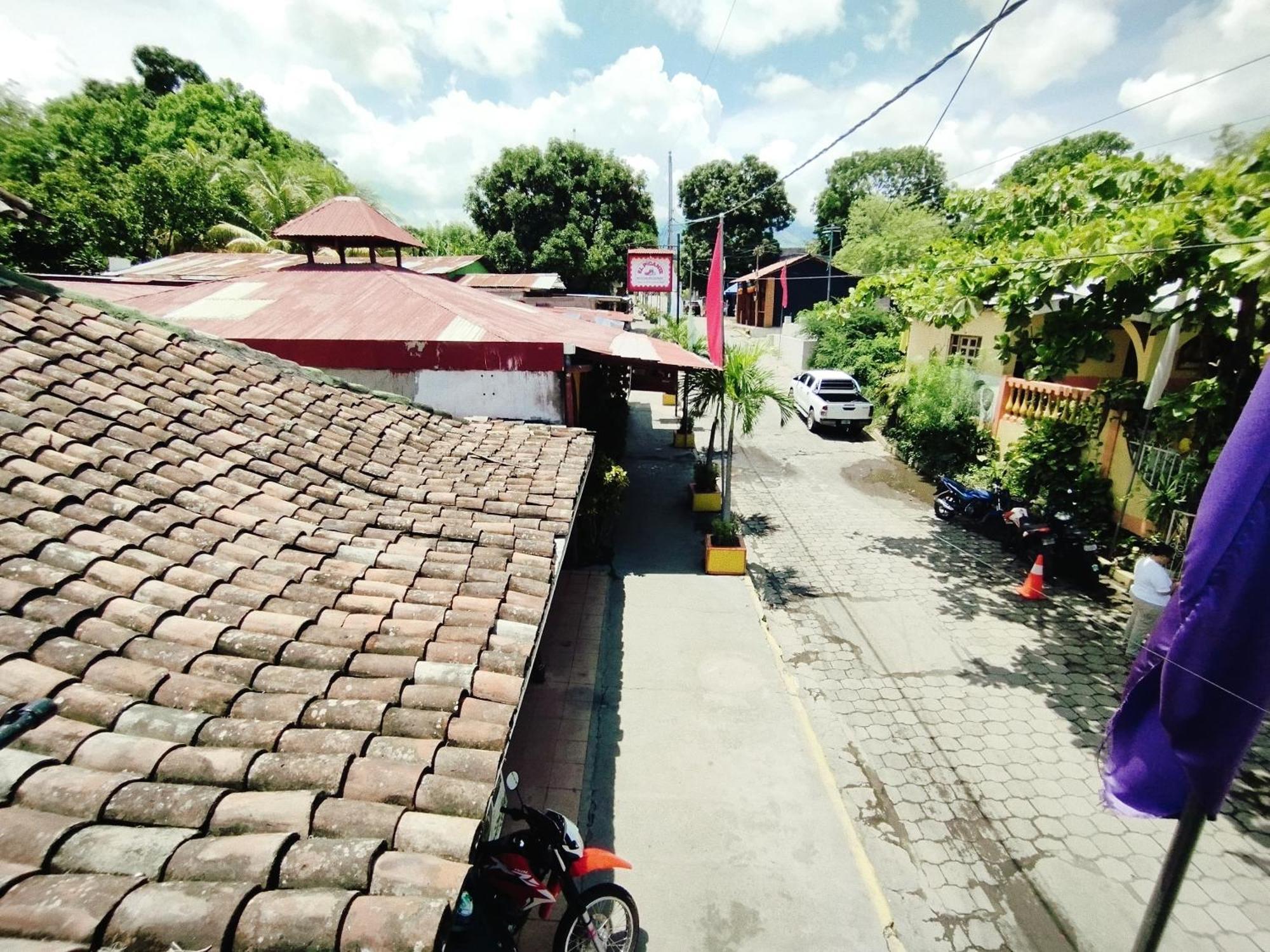 The Landing Hotel And Restaurant Moyogalpa Exterior photo